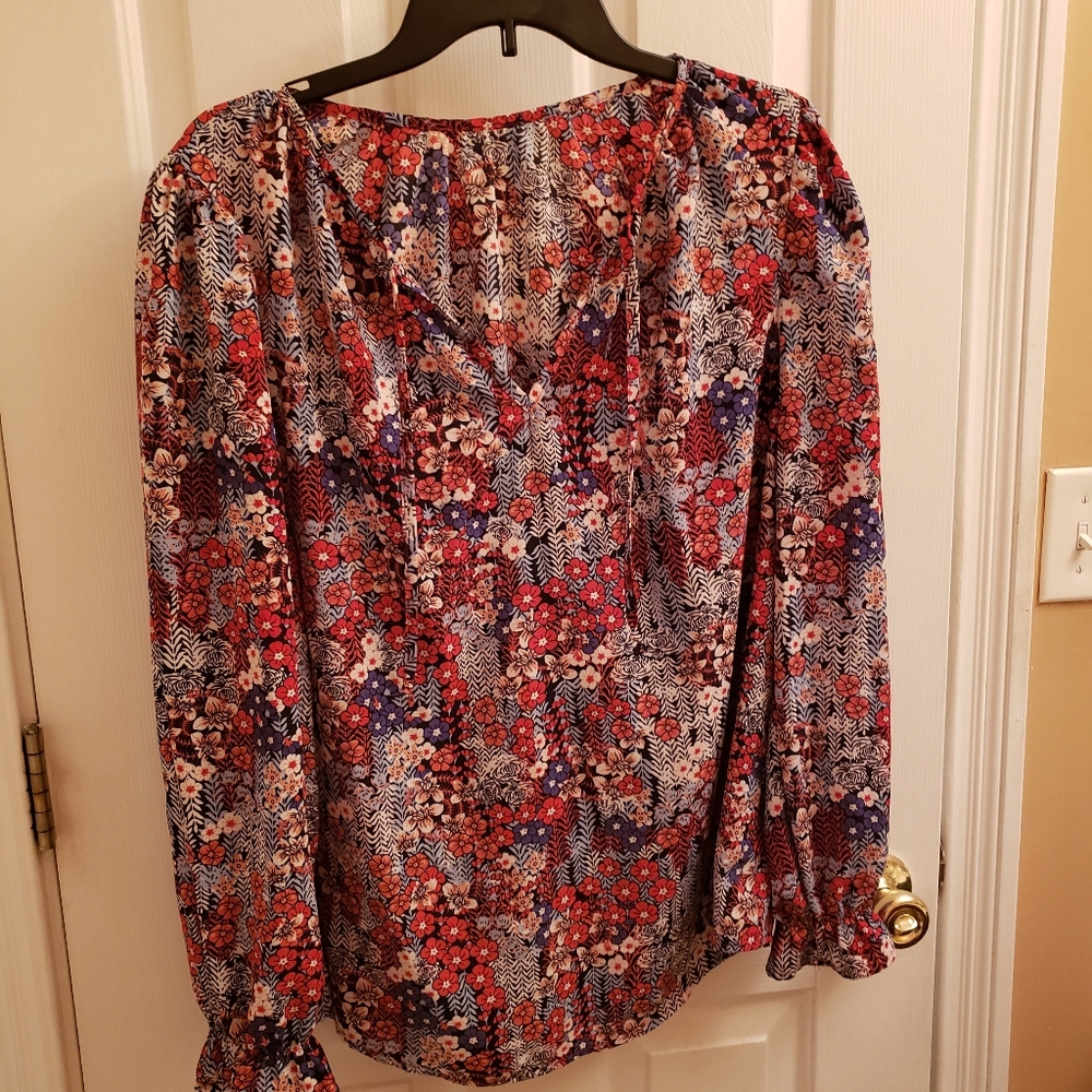 Long sleeve top.